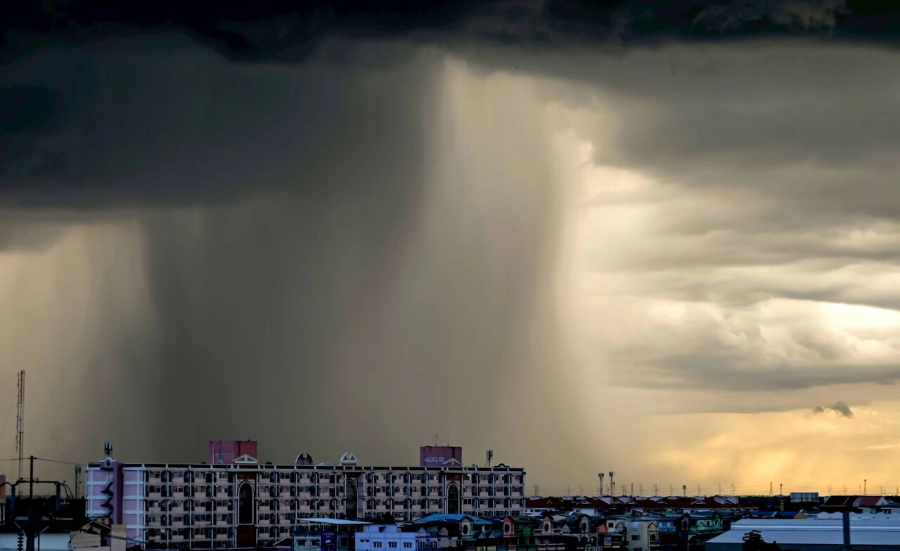 สภาพอากาศวันนี้! เตือนฝนตกหนักทั่วไทย กทม. โดน 80% พื้นที่เสี่ยงเฝ้าระวัง