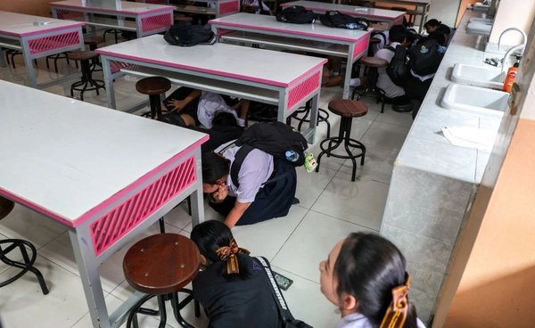 ด่านตรวจอาวุธ-หลักสูตร "หนี ซ่อน สู้" ความปกติใหม่ของนักเรียนไทย หลังกราดยิงเทพศิรินทร์ นนทบุรี