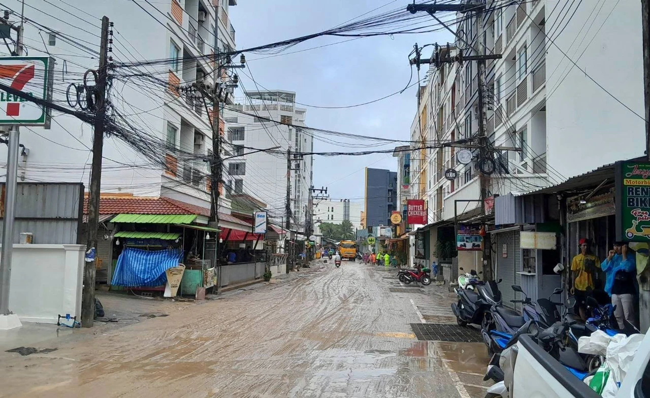 น้ำท่วมป่าตองเริ่มคลี่คลาย เร่งฟื้นฟูพื้นที่ เตือนเฝ้าระวังน้ำป่า–ดินสไลด์