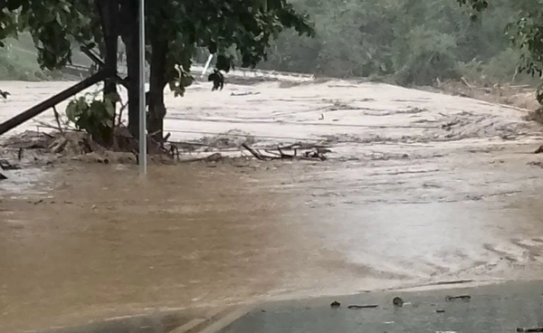 แจ้งเตือนด่วน! น้ำท่วม อ.ปัว จ.น่าน ฝนตกหนักต่อเนื่อง ยกของขึ้นที่สูงทันที