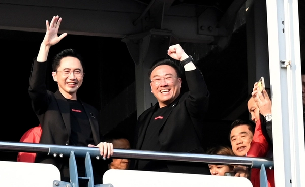 3 แคนดิเดตนายกฯ พรรคเพื่อไทย นั่งรถไฟฟ้ามุ่งสู่เวทีปราศรัยใหญ่
