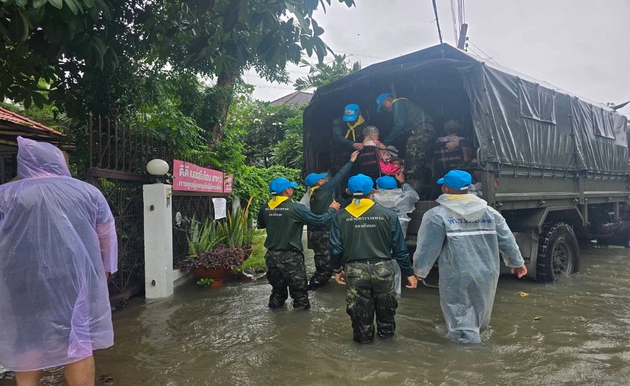 "ทัพบก ทัพเรือ ทัพฟ้า"ระดมกำลังสู้ภัย"น้ำท่วม" 24 ชั่วโมง