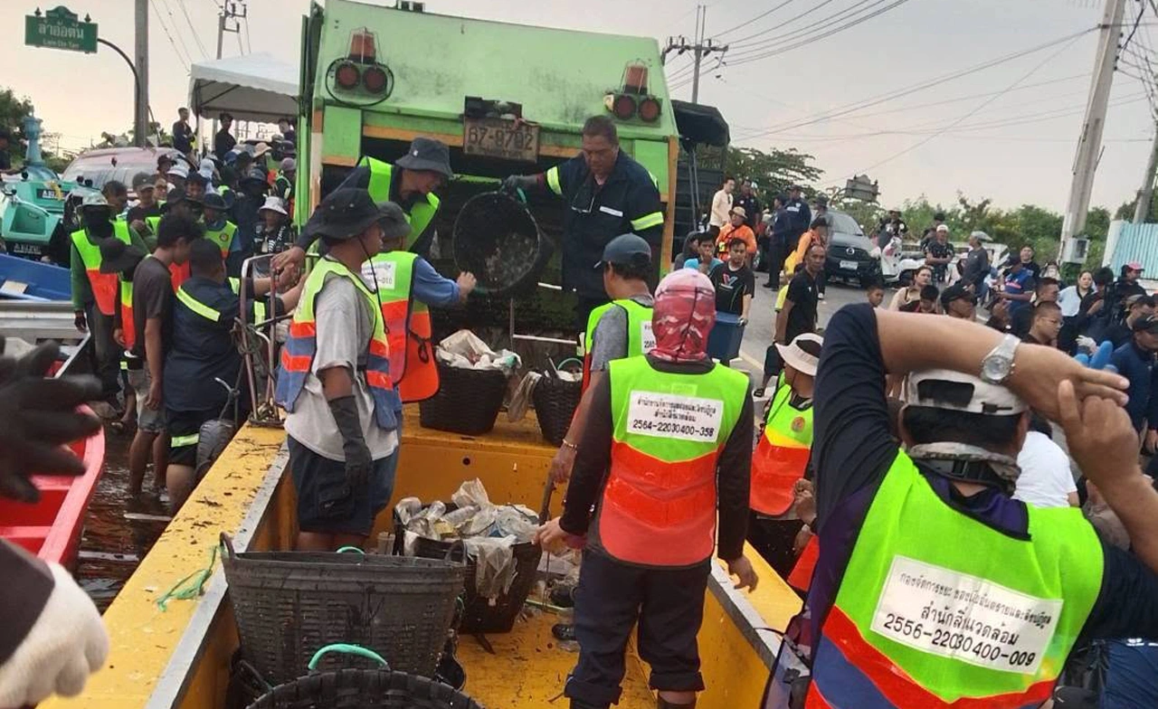 น้ำลด เร่งเก็บขยะ! กทม. ระดมพลกว่า 500 นายปูพรม “ลาดกระบัง–สะพานสูง”