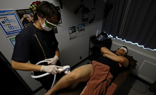 ร้อนเกินต้าน! หนุ่มญี่ปุ่นแห่กำจัดขน รับมืออากาศทะลุ 41.8°C
