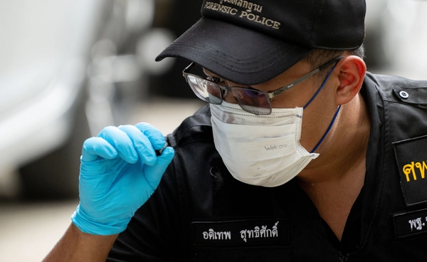 เจ้าหน้าที่พิสูจน์หลักฐาน ตรวสอบเหตุนายฉลอง เรี่ยวแรง บุกยิง พ.ต.อ.ธงชัย เย็นประเสริฐ 