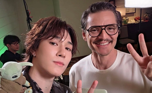 “นานิ หิรัญกฤษฎิ์” กระทบไหล่ดาราฮอลลีวูด Pedro Pascal และผู้กำกับ Jon Favreau บนพรมแดง “The Mandalorian and Grogu Tokyo Red Carpet” 