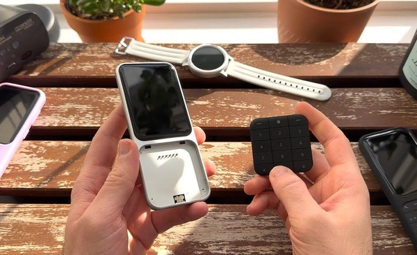 สมาร์ตโฟนโมดูลาร์ เปลี่ยนคีย์แพดได้ ลดการติดจอ ราคา 9,900 บาท