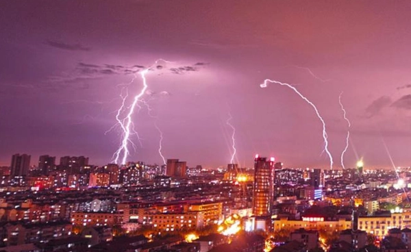 อุตุฯ เตือนพื้นที่เสี่ยงภัยฝนฟ้าคะนองกับลมกระโชกแรงวันที่ 5 พ.ค.69