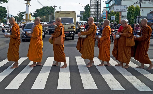 "ไหล่ทาง" เป็นของใคร? คนเดินได้ไหม? หลังชาวเน็ตวิจารณ์พระควรหยุดธุดงค์ข้างทาง