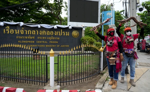 รอรับ "ทักษิณ" พ้นโทษ คนเสื้อแดงรวมตัวหน้าเรือนจำคลองเปรม 