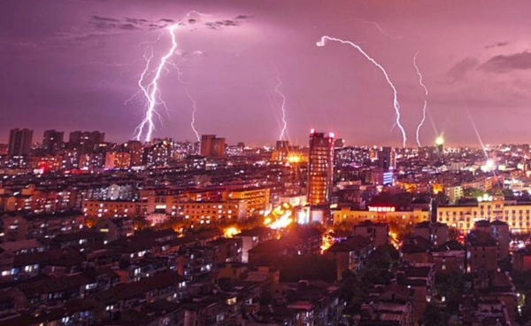 อุตุฯ เตือนพื้นที่เสี่ยงภัยฝนตกหนักถึงหนักมาก วันที่ 17 ส.ค.69