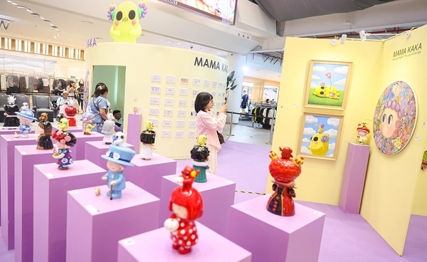 ไอคอนสยาม x Bennovo เปิดนิทรรศการ “MAMA KAKA Solo Exhibition” นิทรรศการเดี่ยวคุณย่าสุดเปรี้ยว