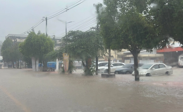 ฝนถล่ม “นครพนม” น้ำท่วมเมือง-เร่งระบายน้ำ