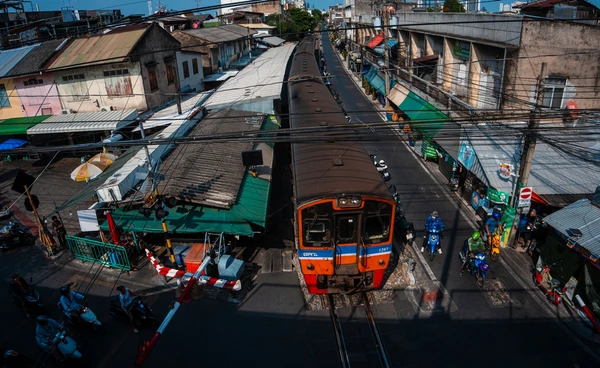 ชีวิตริมรางตลาดพลู ท่ามกลางแผนรถไฟสายสีแดงเข้ม