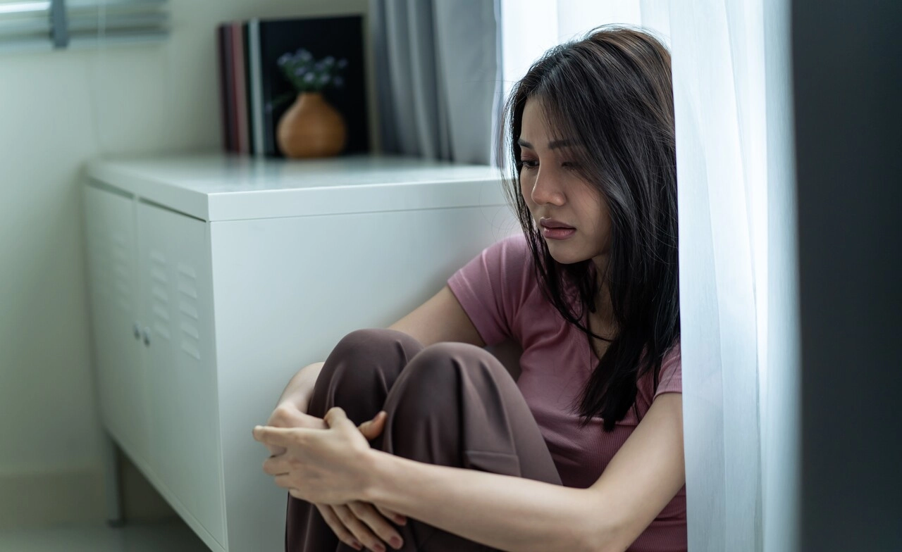 ในวันที่ "โลกใจร้ายกับเรา" เซฟใจตัวเองอย่างไร? ไม่ให้แตกสลาย ฟังข้อคิดจากจิตแพทย์