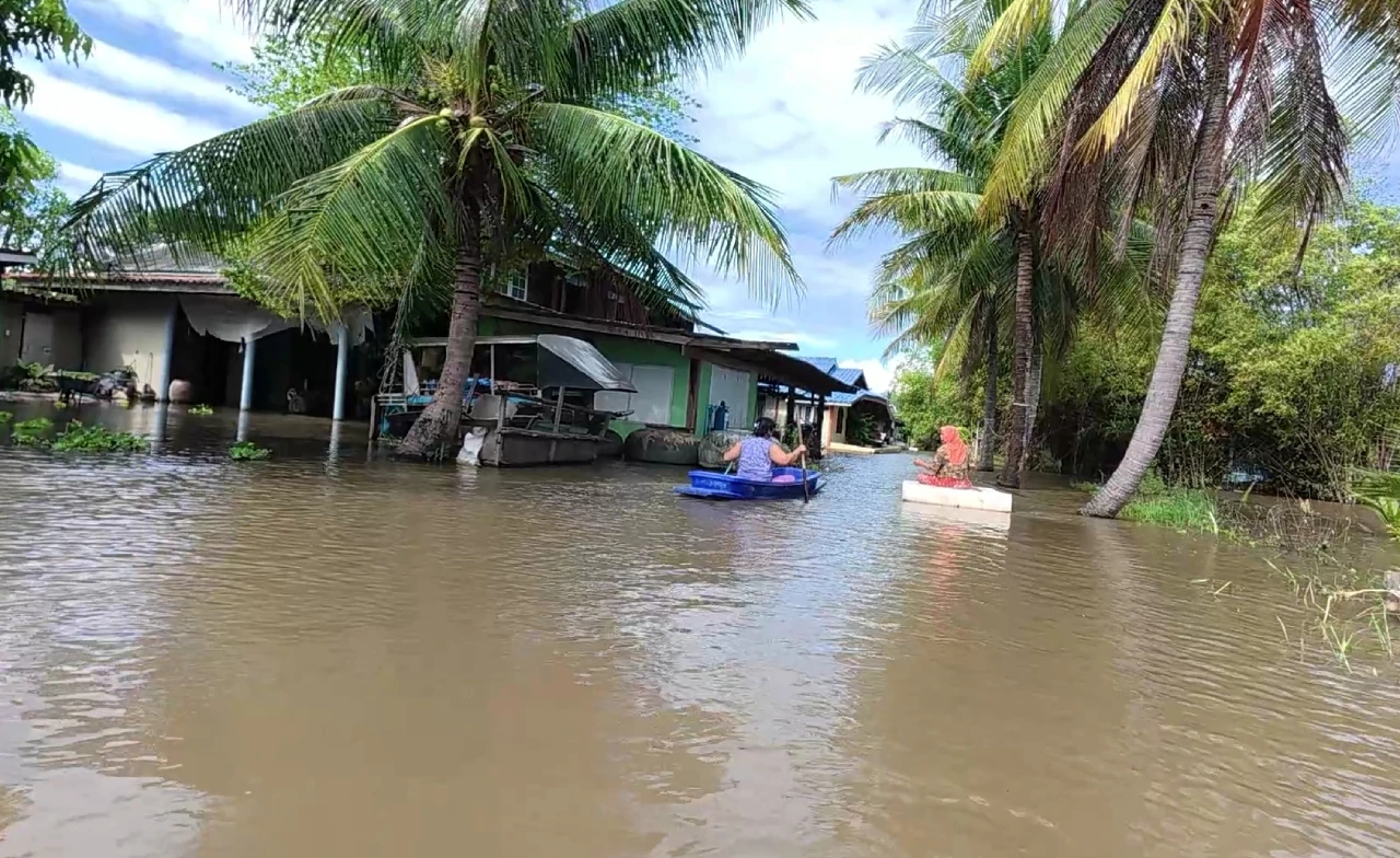 น้ำท่วมขัง อ.บางน้ำเปรี้ยว ชาวบ้านทุกข์ต้องใช้เรือสัญจรเข้าออก