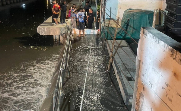 น้ำทะเลหนุนคลองเตย แนวกั้นพังกลางดึก ท่วม 9 หลังคาเรือน
