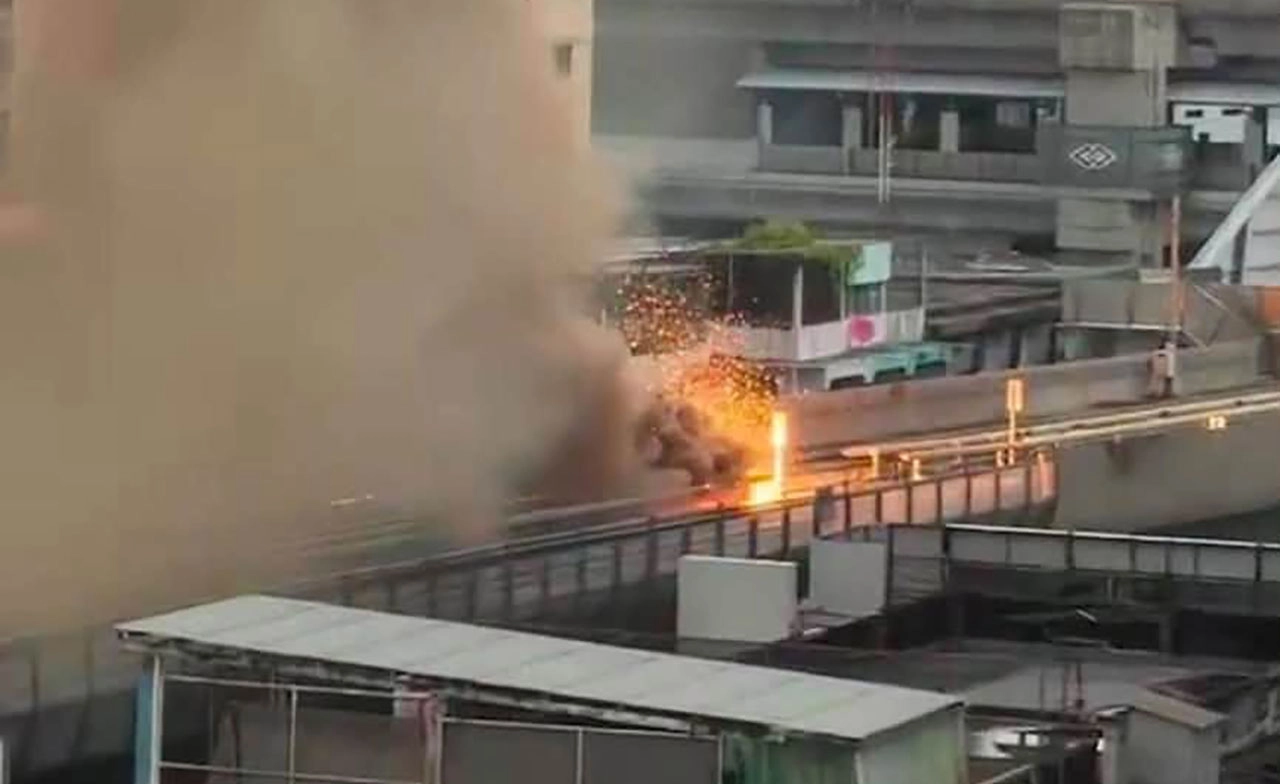 ไฟไหม้สายไฟฟ้ารางรถไฟฟ้า สถานีเตาปูน เจ้าหน้าที่เร่งควบคุมเพลิง
