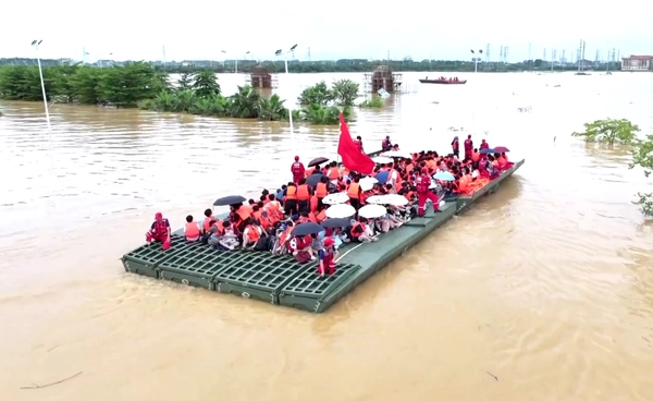 “สะพานโป๊ะติดเครื่องยนต์” เทคโนโลยีกู้ภัยน้ำท่วม “จีน” อพยพผู้ประสบภัยนับพันคน