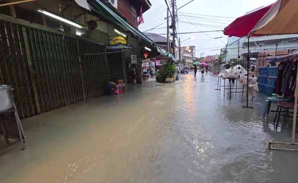 ฝนถล่ม “อุทัยธานี”  น้ำท่วมขังย่านเศรษฐกิจ เสียหาย