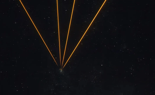 กล้องโทรทรรศน์ VLT ยิงเลเซอร์ 4 ลำสู่ท้องฟ้า เล็งเป้า เนบิวลาแมงมุม เพื่อสร้างดาวเทียมและแก้ไขภาพเบลอ