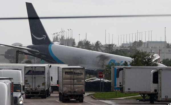เครื่องบินขนสินค้า Amazon Prime Air ไถลออกรันเวย์พุ่งชนรถยนต์