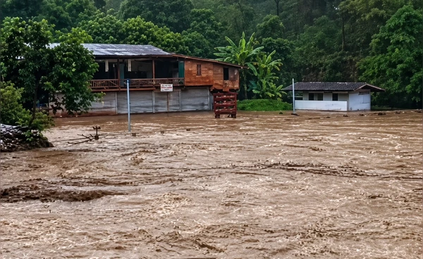 “ลำปาง” ฝนตกหนัก น้ำป่าทะลักจากยอดเขา ดิน-ทรายไหลปิดปากบ่อน้ำพุร้อน