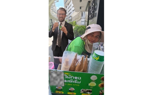 ไอศกรีมไทยคือที่สุด สถานทูตสวีเดนแชร์โมเมนต์ นักการทูตชอบไอติมกะทิไทย