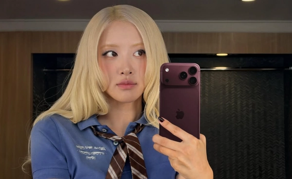 โรเซ่ BLACKPINK ไอดอลสาวผู้อวดโฉม iPhone 18 Pro เป็นคนแรกของโลก