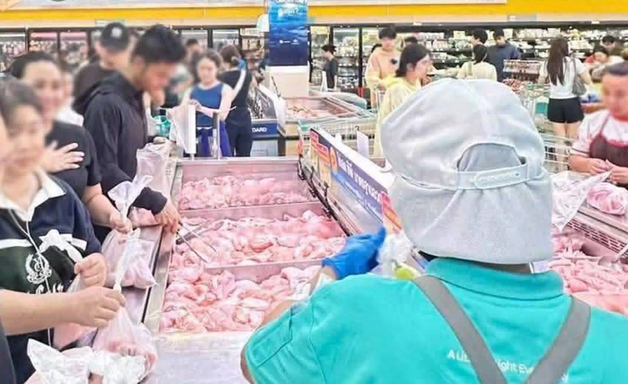 แม็คโคร-โลตัส เติมสต็อกรับฝนหนัก ย้ำสินค้าจำเป็นเพียงพอ