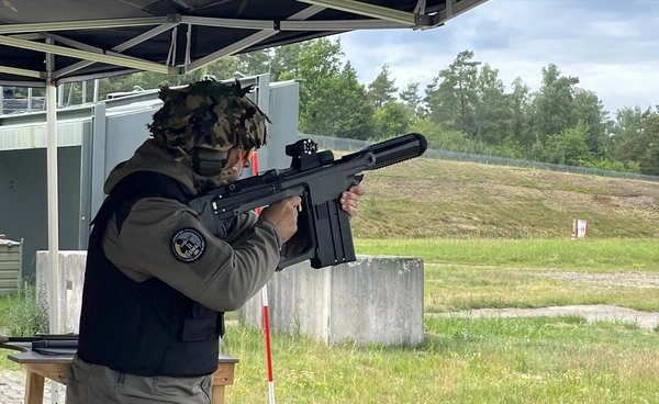 เยอรมนีเปิดตัวปืนยิงระเบิด 40 มม. 3in1 แบบใหม่ ศัตรู รถ โดรน ยิงได้หมด แม่นด้วยกล้องเล็งคอมพิวเตอร์