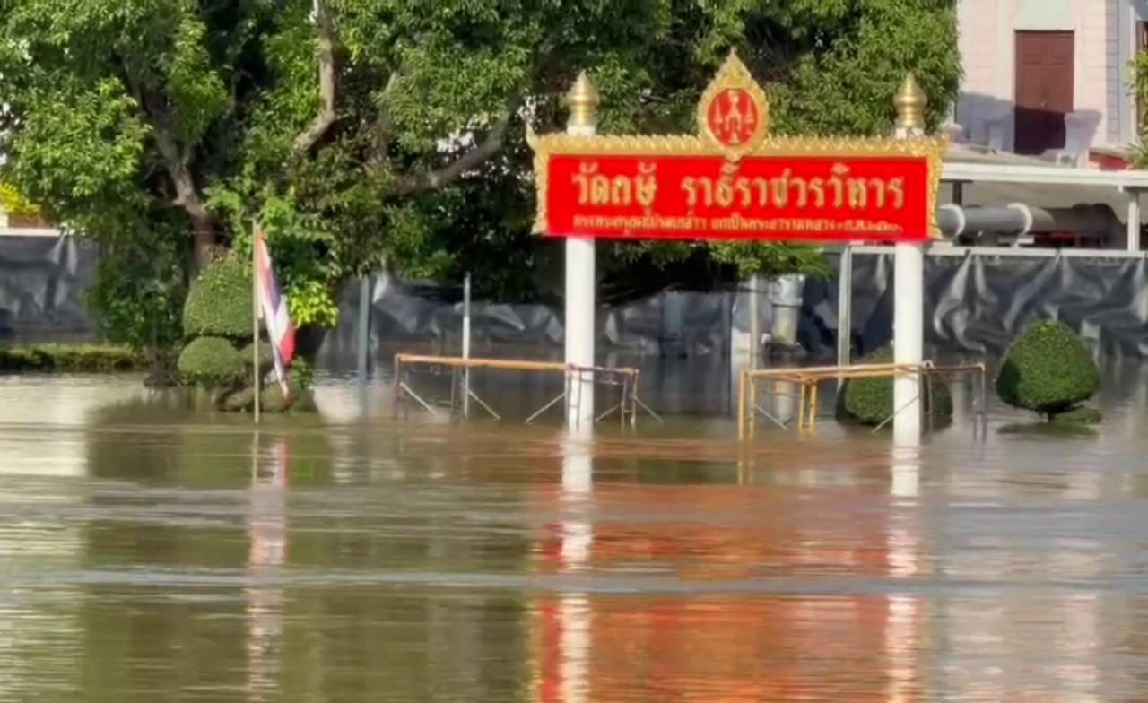 “อยุธยา” จมน้ำ 16 อำเภอ จนท.เสริมแนวป้องกันน้ำ ปกป้องโบราณสถานและย่านเศรษฐกิจ