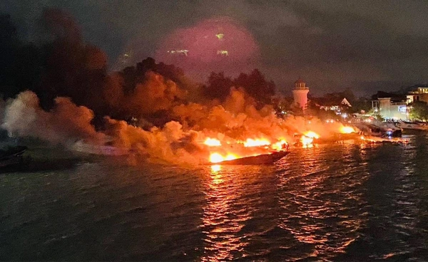 ไฟไหม้เรือสปีดโบ๊ทเกือบ 10 ลำ ที่ท่าเรืออ่าวฉลอง เร่งหาสาเเหตุ!
