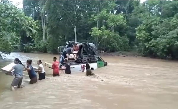 ฝนถล่มน้ำป่าทะลัก “แม่ฮ่องสอน” ซัดรถส่งสินค้าติดเกาะกลางลำห้วยแม่แงะ