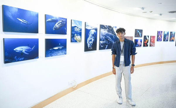 เปิดโลกใต้ทะเลผ่านเลนส์ ‘พาริ’ ช่างภาพใต้น้ำวัย 14 กับนิทรรศการ PAY BACK TO THE OCEAN