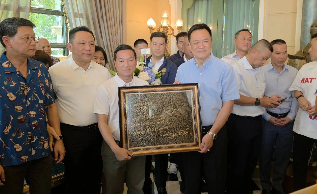 อนุทินทำบุญวันเกิด 60 ปี ประยุทธ์-คุณหญิงพจมานส่งดอกไม้อวยพร
