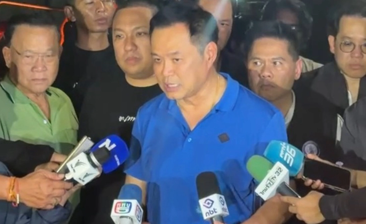 “อนุทิน” ลุยน้ำท่วมเสรีไทย 7-เคหะร่มเกล้า เร่งส่งอาหารถึงบ้าน