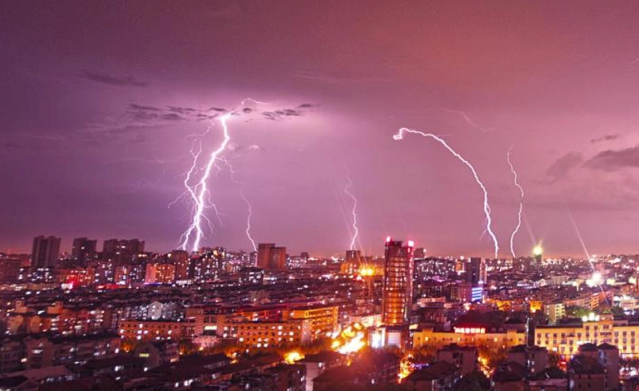 อุตุฯ เตือนพื้นที่เสี่ยงภัยฝนตกหนักถึงหนักมากบริเวณประเทศไทยวันที่ 19 ต.ค. 69