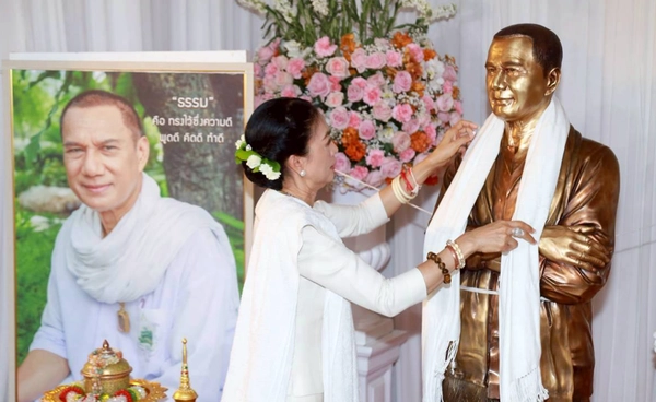 รำลึก 4 ปี “สรพงศ์ ชาตรี” พร้อมนำรูปปั้นเหมือนกลับสู่บ้าน