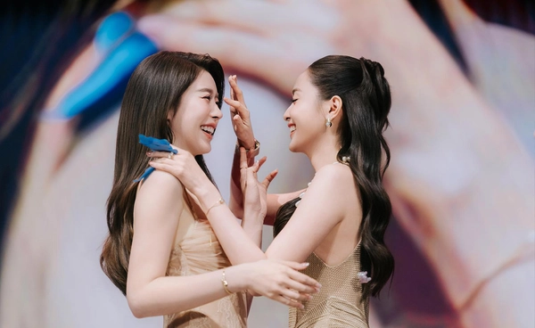 ปังข้ามประเทศ! “อุ้ม - แบม” ดังไกลแบบฉุดไม่อยู่ บินกระทบไหล่แฟนคลับไทเป