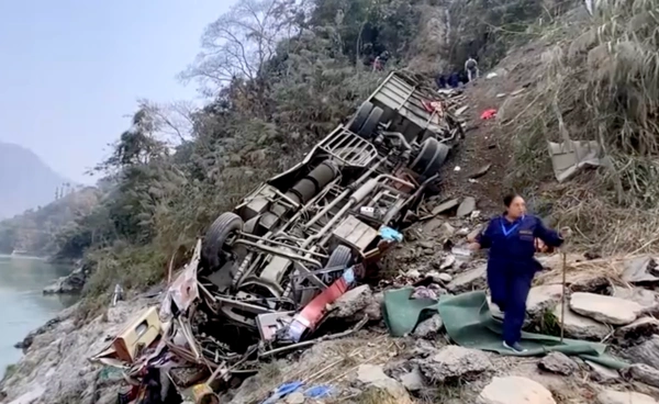 เกิดอุบัติเหตุรถบัสตกภูเขาที่เนปาล เสียชีวิต 19 คน รวมชาวต่างชาติ