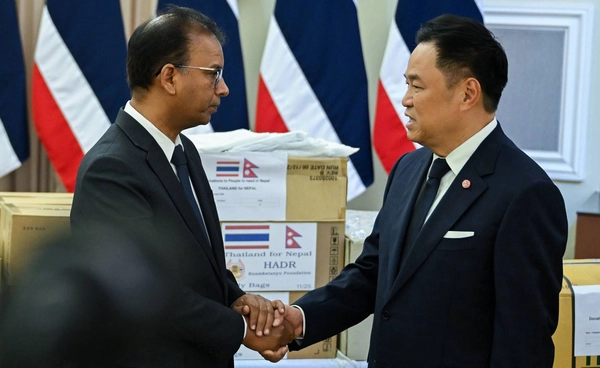 ไทยส่งต่อมิตรภาพและความห่วงใย มอบเงินพร้อมสิ่งของจำเป็นช่วยผู้ประสบภัยเนปาล