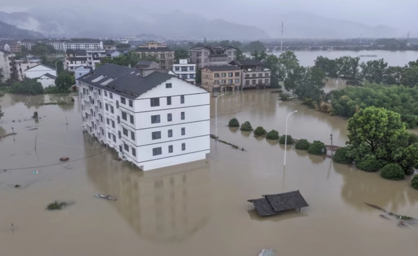 แม้ “ไต้ฝุ่นดอลฟิน” อ่อนกำลังลง ทำ “จีน” ฝนตกหนัก-น้ำท่วม