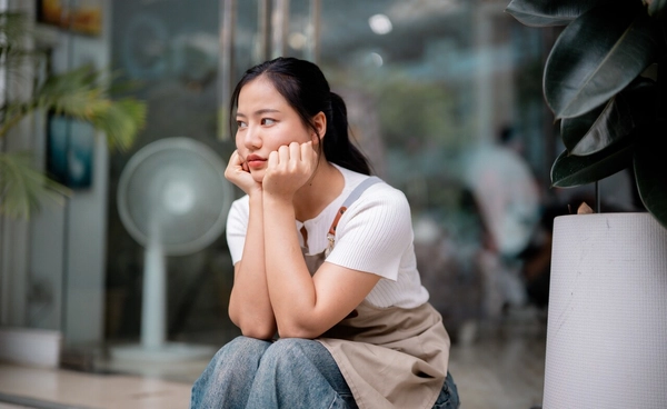 ทำไม? "เพื่อนมาสายตลอด" แต่เราต้องไปรอเป็นชั่วโมง? เหตุผลทางจิตวิทยาที่ทำให้คนจัดการเวลาต่างกันสุดขั้ว