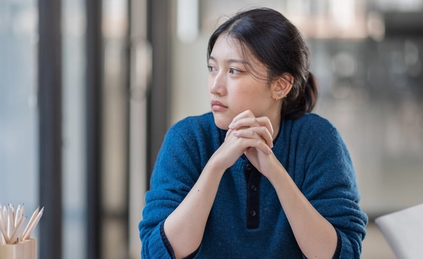 6 สัญญาณเตือน! คุณกำลังเป็นคน "คิดมากเกินไป" จนใจเริ่มพังหรือเปล่า?