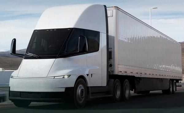 Tesla Semi คันแรกออกจากสายการผลิตจำนวนมากเพื่อจำหน่ายอย่างเป็นทางการ