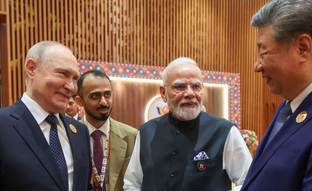 พบกันแบบชื่นมื่น “โมดี-สีจิ้นผิง-ปูติน” จับมือถ่ายภาพก่อนประชุม BRICS