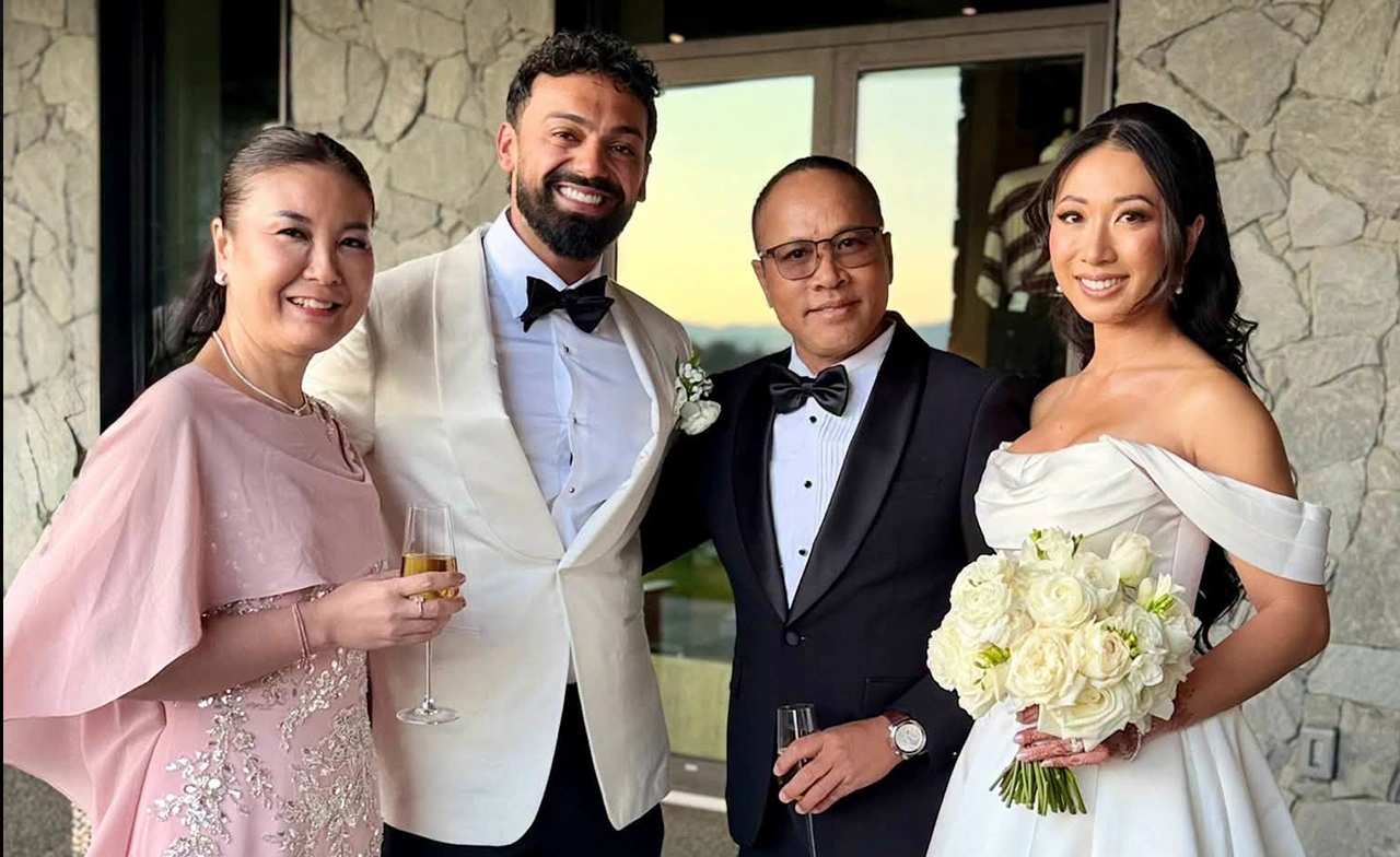 "ไมค์ ภิรมย์พร" เผยโฉมภรรยาคนสวย ร่วมพิธีแต่งงานลูกสาว 