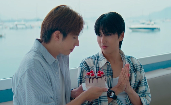 “ภูมิ นิติภูมิ” จับมือคนรักหนีลงเรือ หลังความทรงจำกลับมา ในซีรีส์ “One Year เลือนรางและจางหาย”