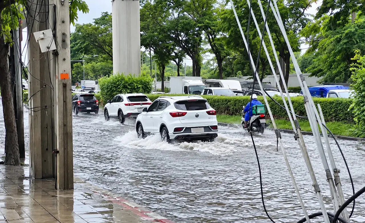 ฝนกระหน่ำกรุง! น้ำท่วม พหลโยธิน 54/1 จราจรเคลื่อนตัวช้า